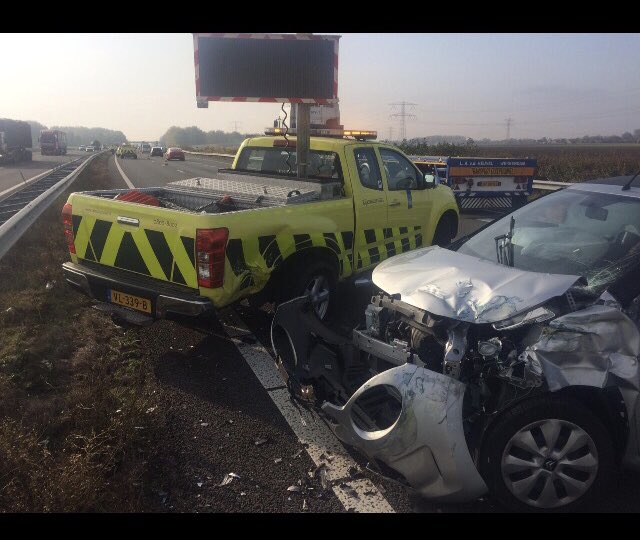 #A17 Moerdijk➡️#Roosendaal wederom WIS-auto aangereden  welke een ander incident stond te beveiligen. Weginspecteur gelukkig ongedeerd maar dit is de zoveelste auto in zeer korte tijd😡😡😡
