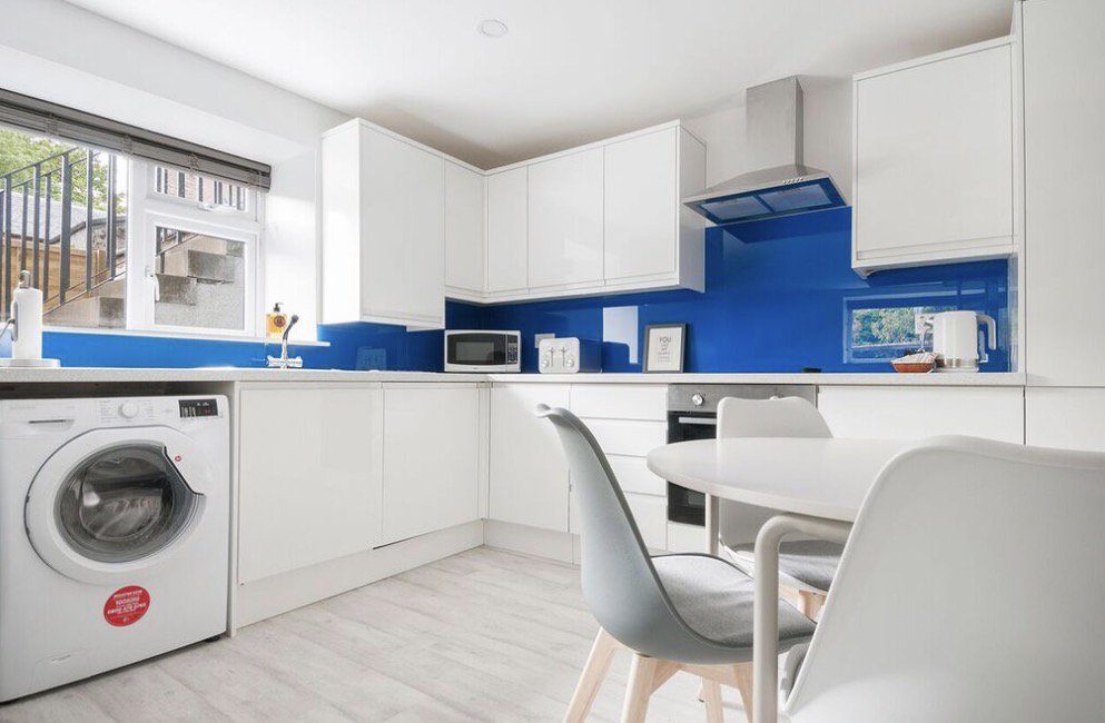 MaxandBens's tweet photo. Go on, treat yourself. 3 nights for the price of 2 (mid week only) at the lovey Max & Ben's Apartments. Call Anne 01506 410520 (during office hours) #midweekstay #lovelyauchterarder #winterbreak https://t.co/3SbdyCjD1Z
