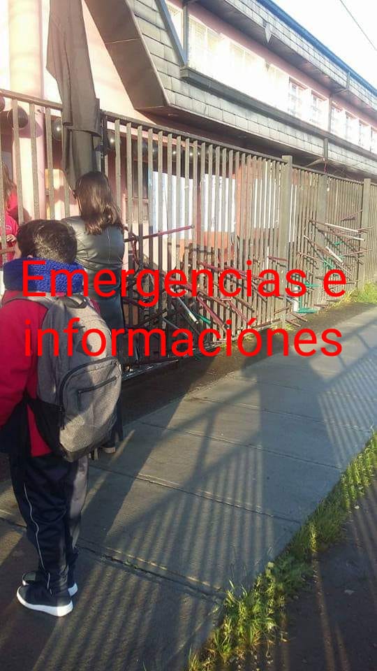 EmergenciaE's tweet photo. Toma de colegio Rosita Novaro

En la mañana de hoy se realiza toma del colegio Rosita Novaro de Puerto Varas por parte de los padres y apoderados del establecimiento solicitando el reintegro de su director https://t.co/oLIMzWEmTW