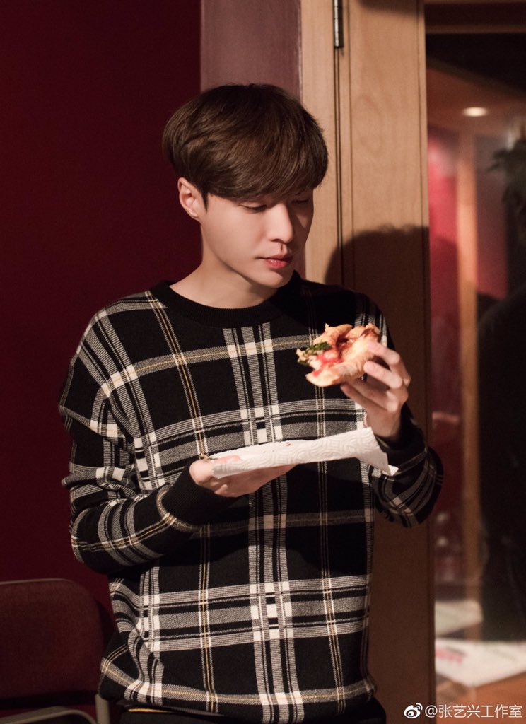 layna1007's tweet photo. 두번 말한다
이 세상 맛있는 피자 다 이씽꺼야😏
#LAYZHANG #LAY03NAMANANA #producerLayZhang #LayBB200Debut
#NamananaBB200Debut @LAY_zhang_ https://t.co/YcDI8K9yfD
