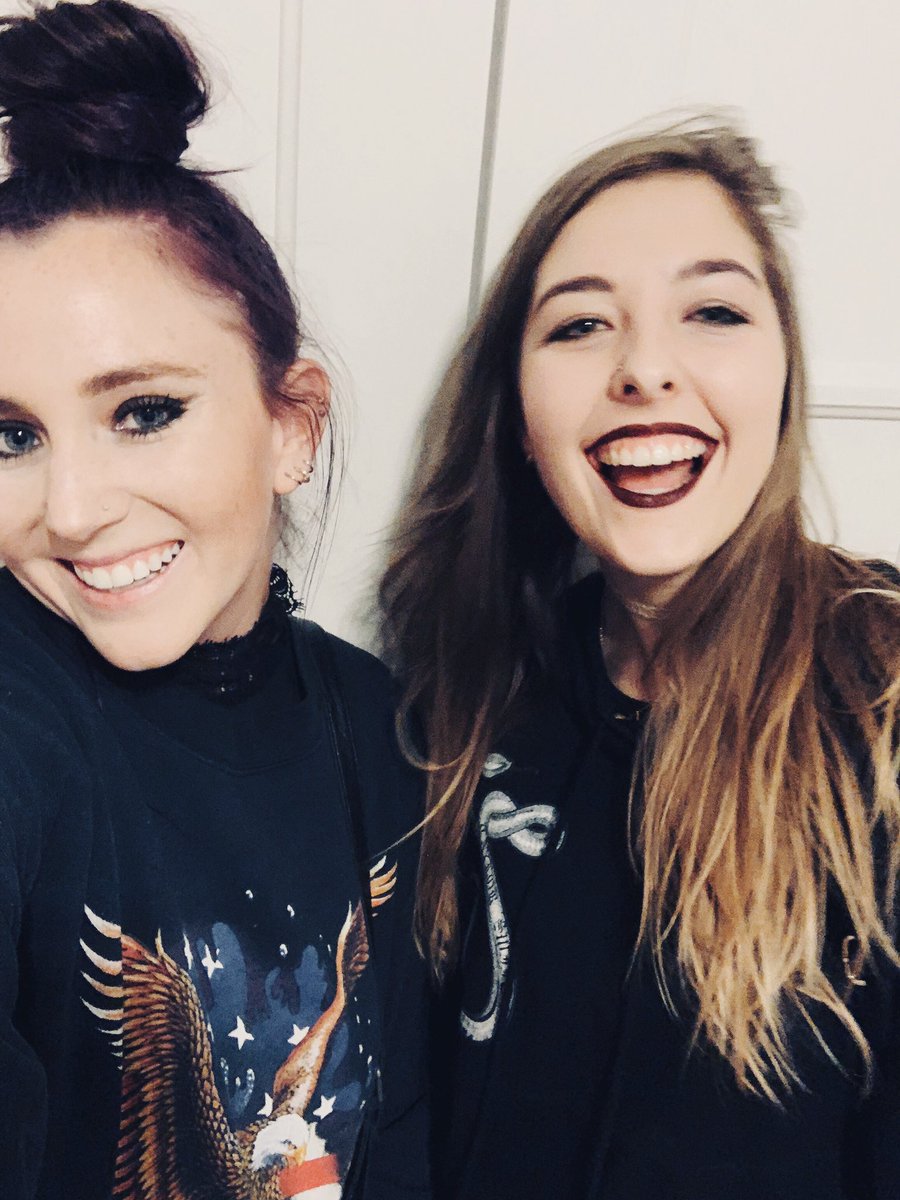 gabydeimeke's tweet photo. us trying to take a nice photo 👀 https://t.co/aYRi4XSN2q
