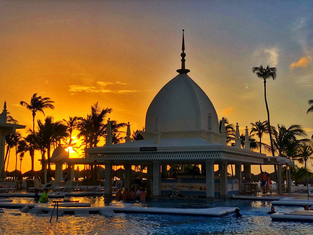 Over een all-inclusive-resort bestaan veel vooroordelen, zo zou het een massaproduct zijn, aan voedselverspilling doen &amp; je zit volledig aan het hotel vast. Niets is minder waar, zo ervoer <a href="/GL2T/">GirlsLove2Travel</a> tijdens een verblijf bij <a href="/RiuHoteles/">RIU Hotels & Resorts</a> bit.ly/2F4D2pm #onehappyisland #leestip