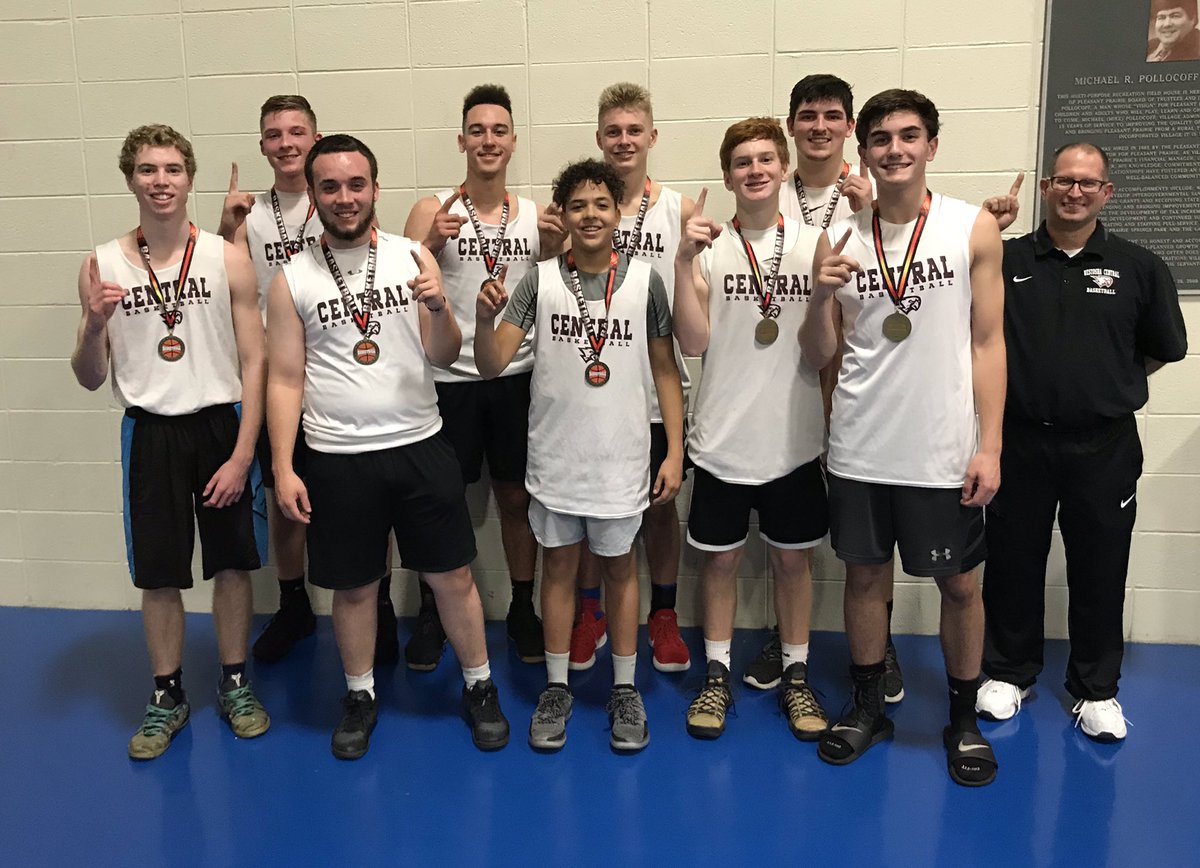 CHS_BoosterClub's tweet image. Congratulations to our @westoshahoops 2018 HS Fall Prep Basketball League - Varsity Boys Division Champs! Shout out to senior Falcon, Jaeden Zackery named fall ball league MVP!! Great job gentlemen!!#FalconProud #LeagueChamps #LetsGetThisSeasonStarted 🏆🥇🏀@WestoshaA @SectionWc