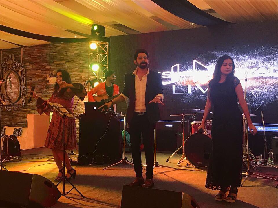 mansibhardwaj25's tweet photo. Gigging with @shukraanband is always fun🤗 #tbt #chandigarh 🤟🏻
#shukraanlive #shukraanband #MBlive #MB #MBians #mansibhardwaj #teamshukraan #gigdiaries #giglife #musician #gigly #chandigarhdiaries #keepsupporting #staytuned https://t.co/pofw3ziZvZ