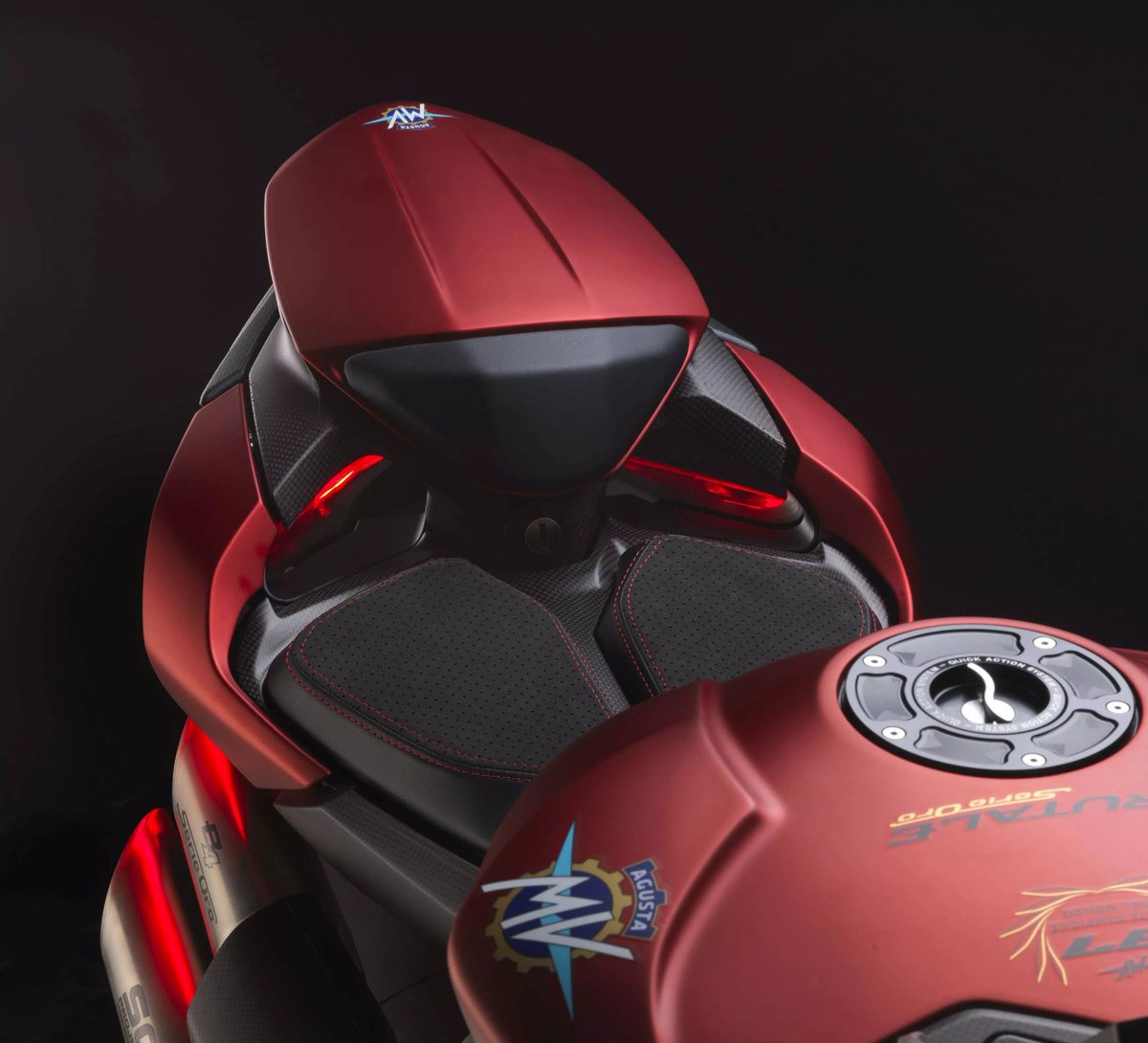bekkan_rbb's tweet photo. MVアグスタ Brutale 1000 Serie Oro発表
300台限定、186kg、205馬力となり市販ストリートファイターの中では最高出力に
またキットを導入することにより209馬力までに
このブルターレには新しい998cc4気筒エンジンのプラットフォームを使用し、今後F4などでも採用されることが予想される https://t.co/kXKvyzuF3b
