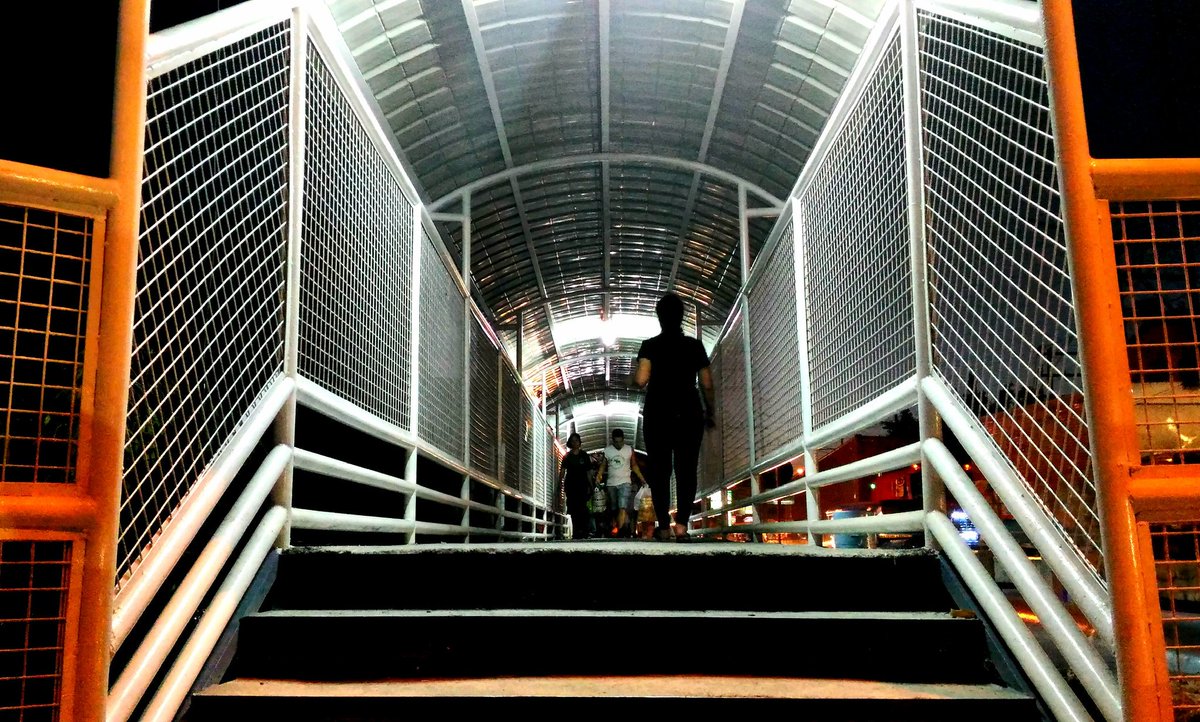 one_valenzuela's tweet photo. I really can't explain why I like this footbridge project in Malinta. 

Good evening po sa mga pauwi na.

#Malinta #ValenzuelaCity https://t.co/BrimoggYI7