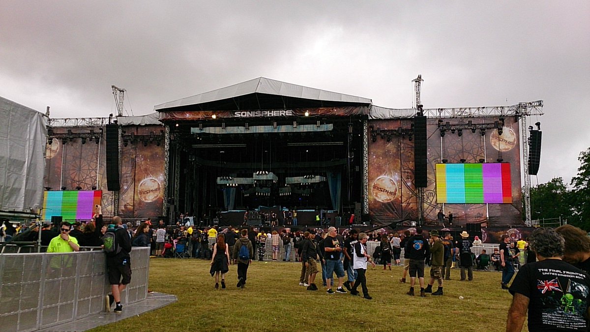 judybutter's tweet photo. きたーメインステージ!
まだオープニングアクトのTESSERACT も始まる前で人も少なかったこともありスルスルっと最前付近へ。
#BABYMETAL #WT2014 #Sonisphere https://t.co/hsgOUsnoJ5