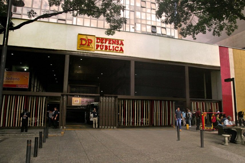 #EsNoticia DP vela por DD.HH. de privados de libertad en centro de detención preventiva de la GNB ow.ly/ke1930mttaP