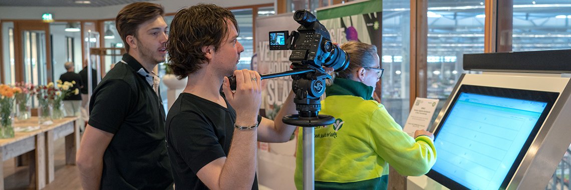 Filmen tussen de bloemen! In zijn blog voor Bloemenveiling <a href="/Plantion/">Plantion</a> deelt Jordi zijn ervaringen van een bijzonder fleurige filmdag. #bedrijfsfilm #videografie plantion.nl/blog/filmen-tu…