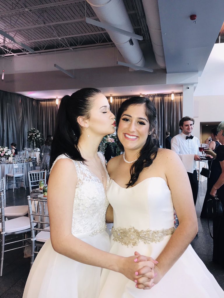 szizmont_'s tweet photo. kisses for KG🖤 https://t.co/LhKMMrImu3