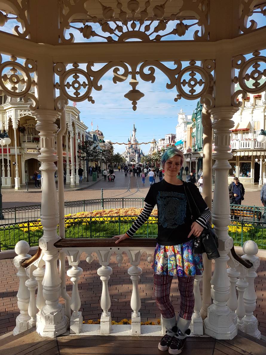 Squee_Jade's tweet image. Last day of our holiday in @DisneylandParis today 🏰 Wearing my @BrixExtricated #BreakingState tee 👕💥🔥 &amp;amp; @Brixsmithstart ⭐Brix Picks🎸 earrings 🤩😎