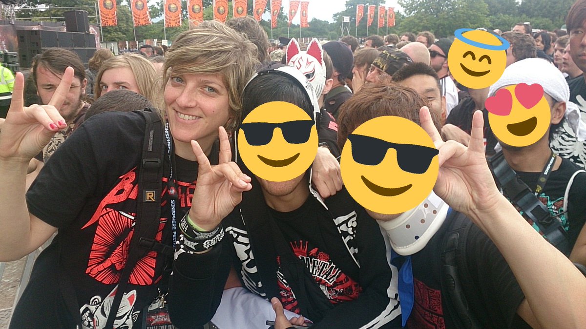 judybutter's tweet photo. 日本から来たの?なんて声かけてくれたDanaさん。そしたらなんと一緒に撮ろうよってこっち来てくれて僕のスマホを取って助手に渡してこの写真撮ってくれた!
Danaさんと、この時現場で初めてお会いした、某ゆいちゃんかわいいで有名なお酒っぽい名前の人(笑)と私。
#BABYMETAL #WT2014 #Sonisphere https://t.co/53FOBO2evK
