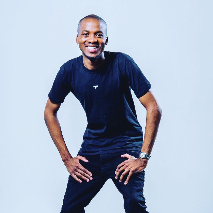 TheOfficialRhee's tweet photo. I’m mixing live on @motswedingfm at 17:40 today #TuneIn #RushHourmixWithRhee https://t.co/eui2fMWrUa