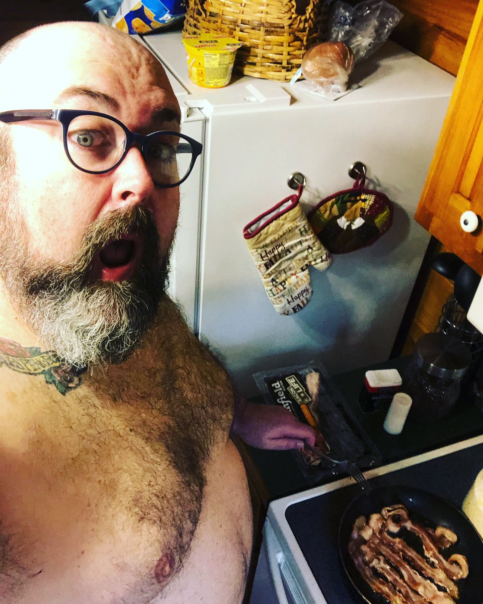 Finneas_Ryder's tweet photo. Living dangerously and frying bacon naked on my 45th birthday (today). Getting older makes you braver. #bacon #positivevibepositivetribe #baredlife #findingfinneas #teamnaturist #bearbear #beardedbear #gaybear #instabear #barebare #barebear #tattooedbear https://t.co/Dnhbd8A9uH