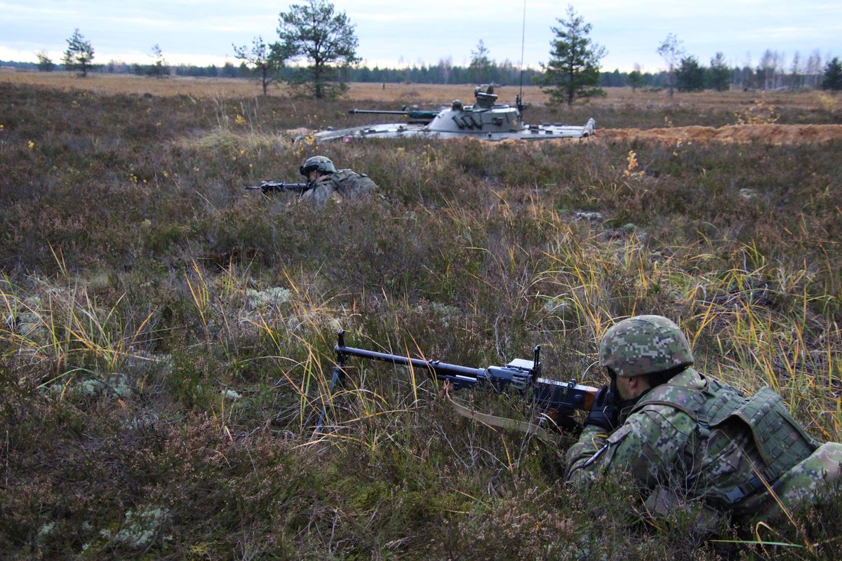 JedrzejTomczak's tweet photo. While #TridentJuncture 2018 continues in #Norway🇳🇴, #NATO enhanced Forward Presence troops in 🇵🇱🇪🇪🇱🇻🇱🇹 remain ready and vigilant.
In the pics: #Polish🇵🇱 and #Slovak🇸🇰 soldiers training together as part of #NATO #eFP Battle Group in #Latvia🇱🇻 @eFPBGLatvia
#WeAreNATO #BGLVA https://t.co/zyeqEiSNUP