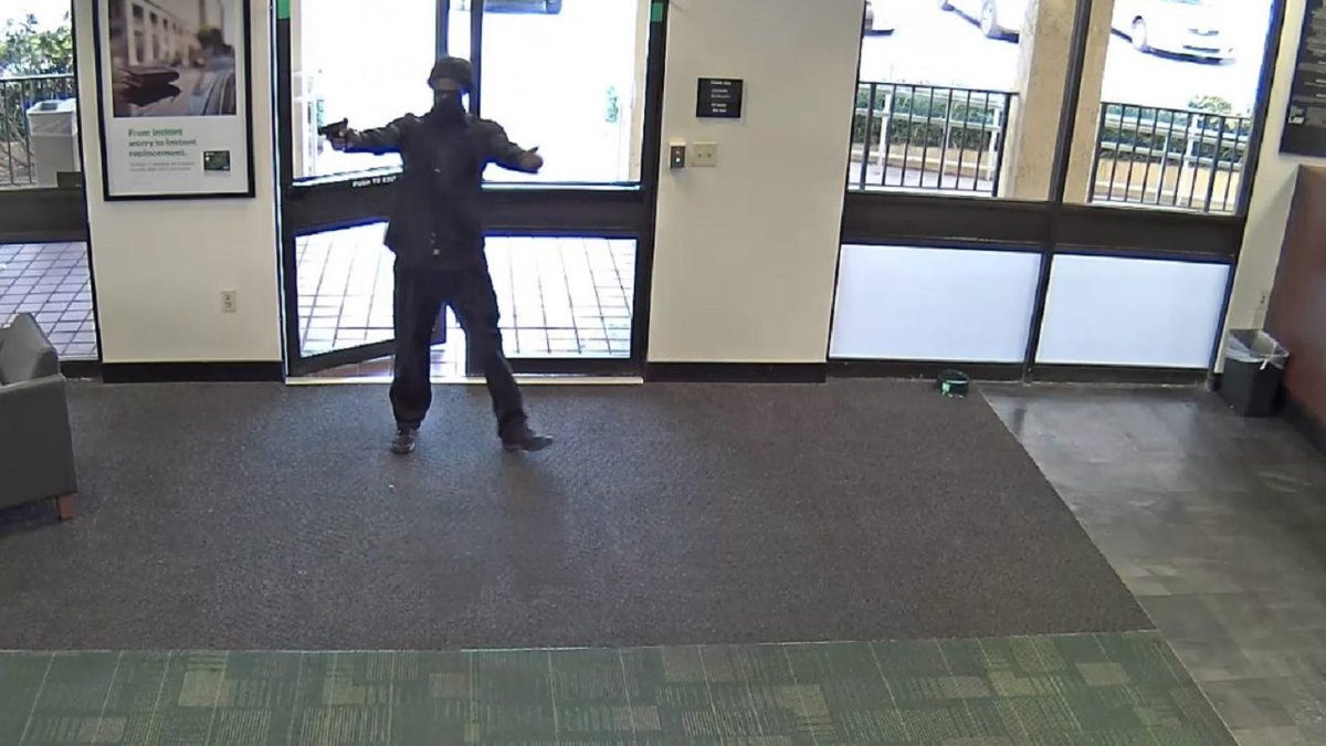 FBI agents search for serial bank robber in Miami-Dade bit.ly/2Qlwe7I?utm_so… https://t.co/CDuq9TPuGy