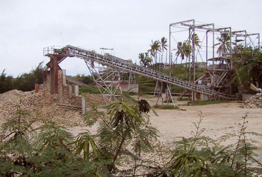 Les années 60 marquent le début d'une longue période d'exploitation de phosphate sur l'île de Nauru.Les Australiens construisent des infrastructures capables d'extraire le si précieux phosphate.En quelques années d'extraction, les entreprises connaissent des profits records.