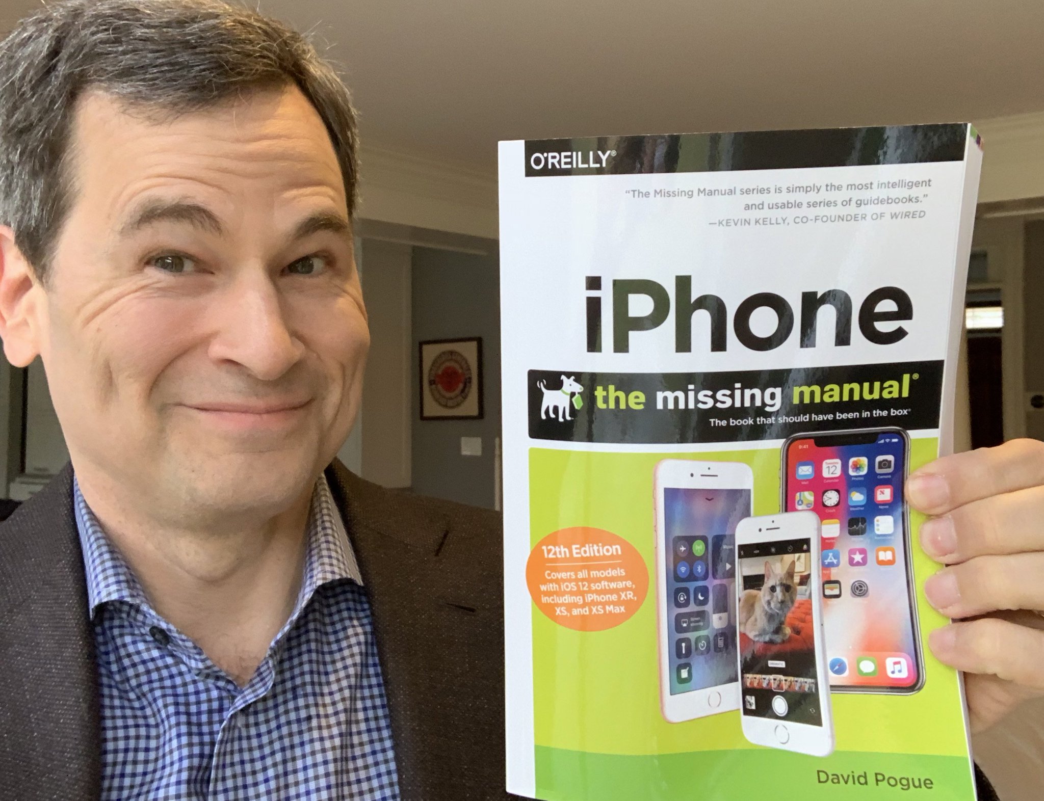 David Pogue على تويتر: "Hot off the presses! My new edition of “iPhone: The Missing  Manual!” 700 pages, full color. Covers iOS 12.1, the new iPhones (XR, ...