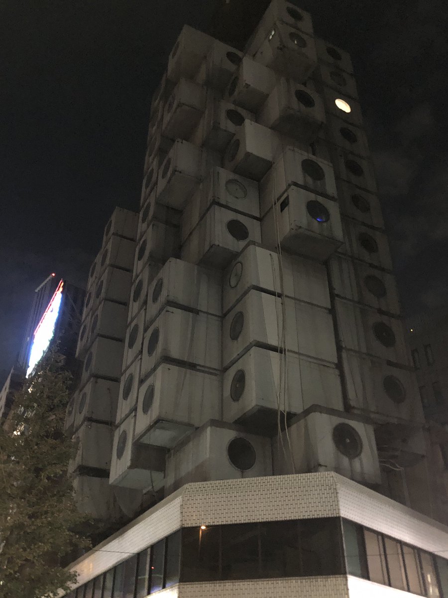 深夜の中銀カプセルタワービル。ガチで「住んで」いる人は140室中20人程度なんだとか。この時間に明かりが灯っているカプセルは確認できる範囲では4つ。お湯出ないし、洗濯機も置けないから、実際にここで暮らすのはしんどい。