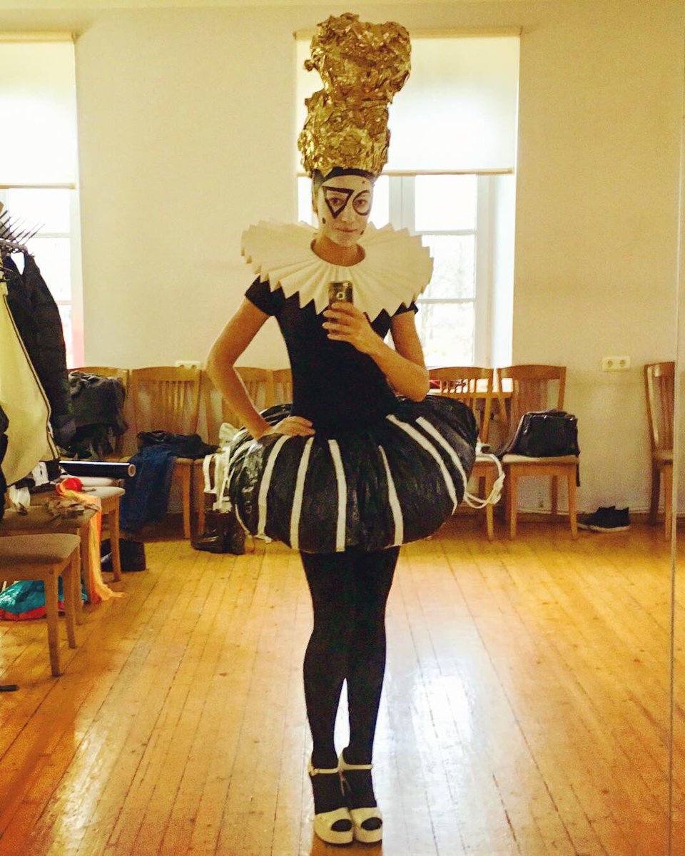 VitaBalcunaite's tweet image. Saposāmies, lai dotos uz veikalu. 😁 
Ar kādu melodiju Tu iekrāso šodienu? ☺️🎻🎨🎶
*
*
*
#artist #actress #actors @3masas #theaterplay #before #performance #backstage #illusion