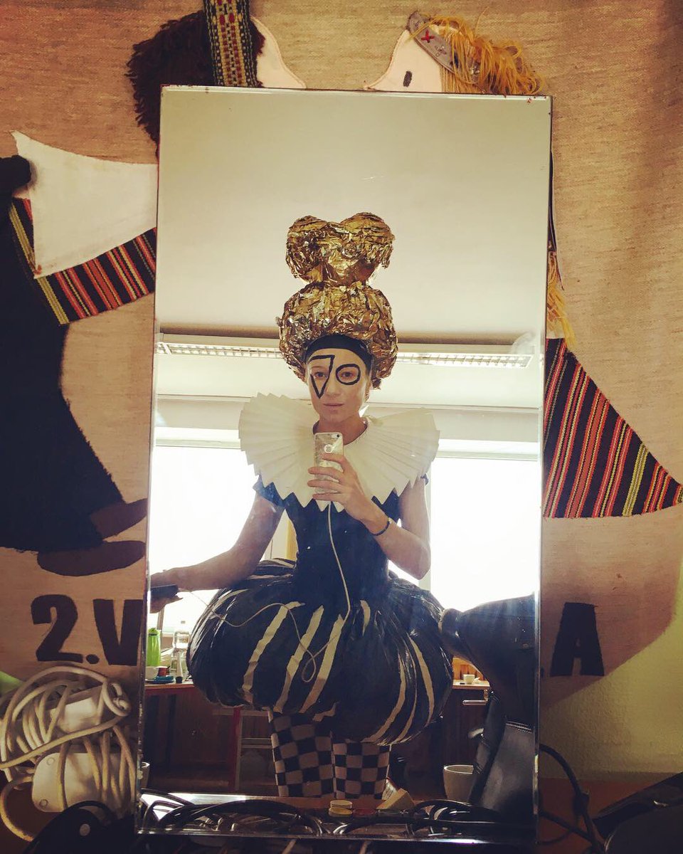 VitaBalcunaite's tweet image. Saposāmies, lai dotos uz veikalu. 😁 
Ar kādu melodiju Tu iekrāso šodienu? ☺️🎻🎨🎶
*
*
*
#artist #actress #actors @3masas #theaterplay #before #performance #backstage #illusion