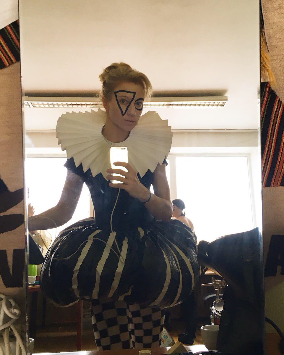 VitaBalcunaite's tweet image. Saposāmies, lai dotos uz veikalu. 😁 
Ar kādu melodiju Tu iekrāso šodienu? ☺️🎻🎨🎶
*
*
*
#artist #actress #actors @3masas #theaterplay #before #performance #backstage #illusion