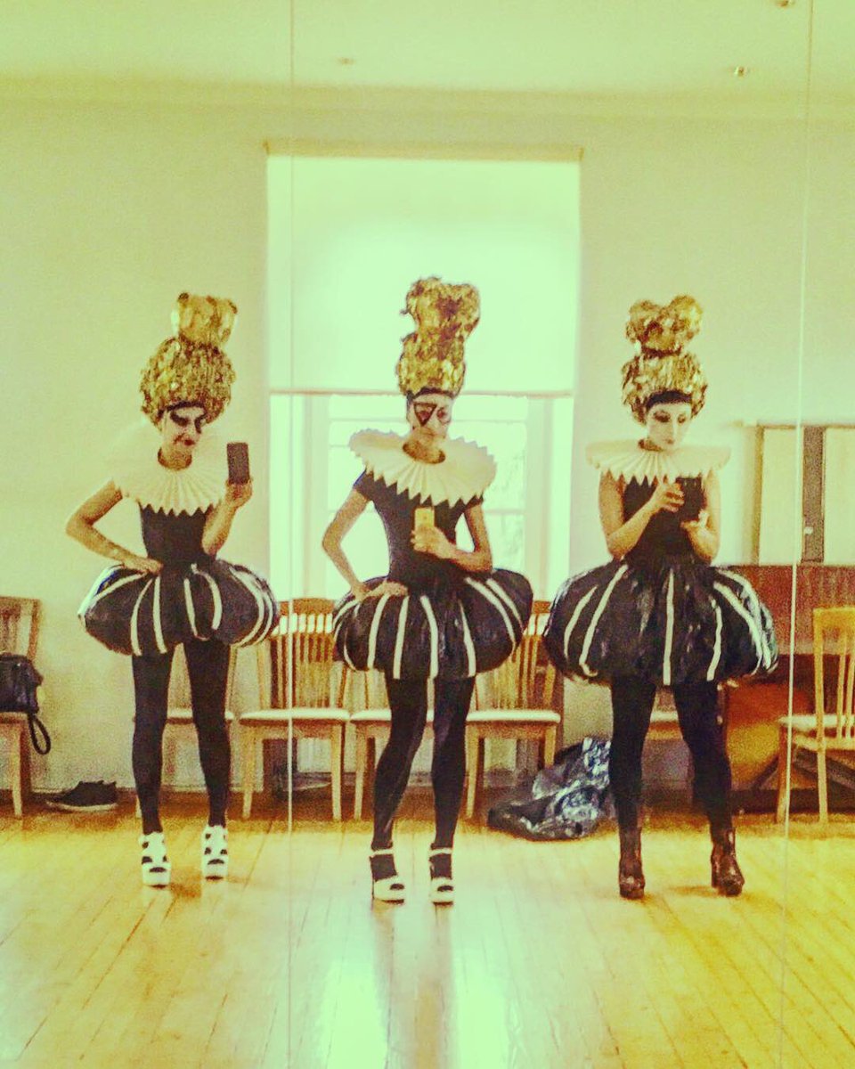 VitaBalcunaite's tweet image. Saposāmies, lai dotos uz veikalu. 😁 
Ar kādu melodiju Tu iekrāso šodienu? ☺️🎻🎨🎶
*
*
*
#artist #actress #actors @3masas #theaterplay #before #performance #backstage #illusion