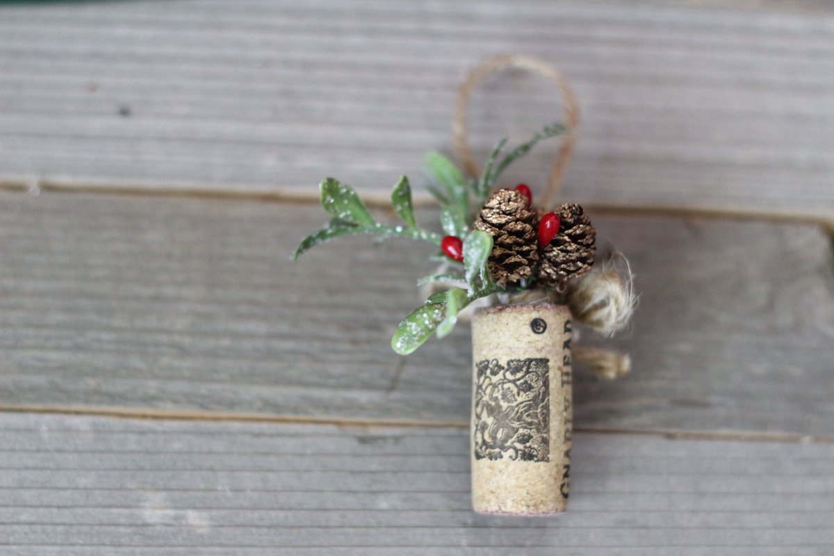 I ❤️ the simple rustic look of these wine cork ornaments 😍 #rusticchristmas #christmasornaments #upcycleornaments etsy.me/2JFMq1k