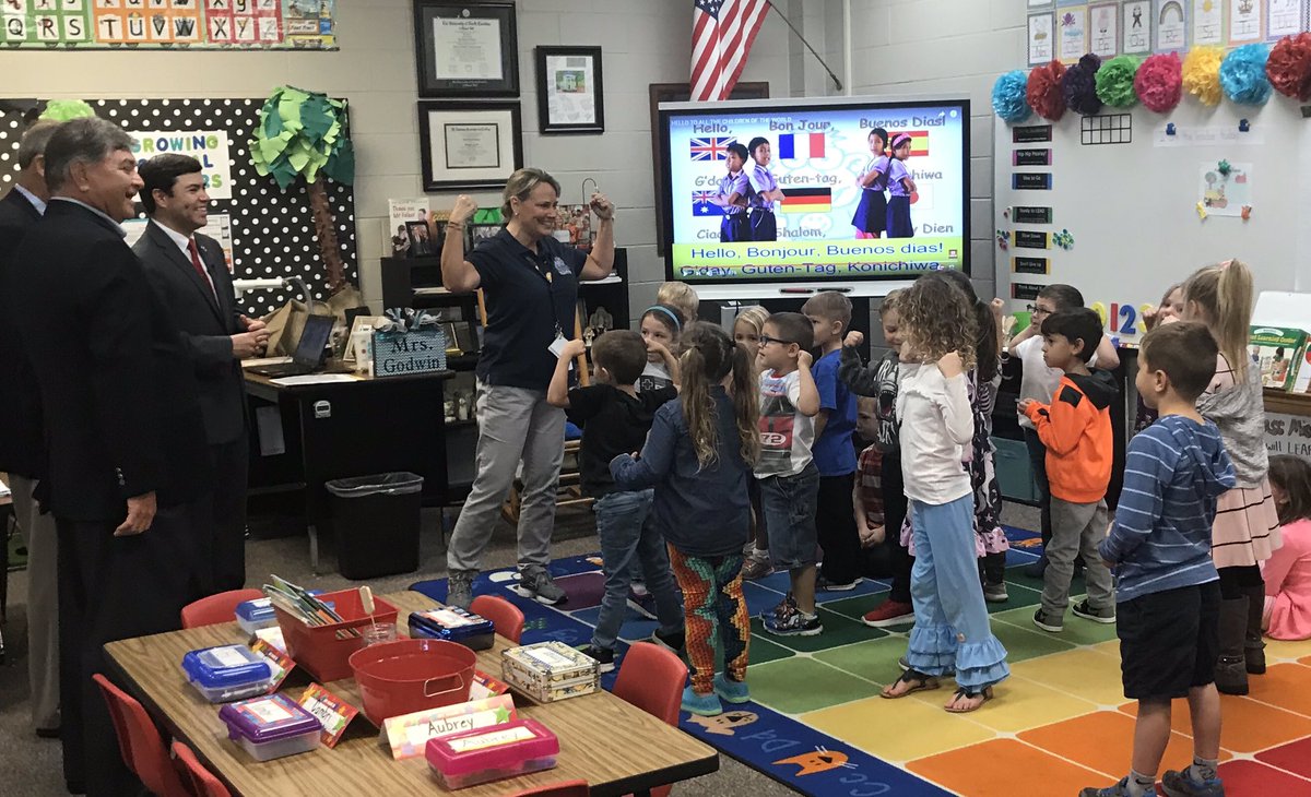 Rupen_Fofaria's tweet photo. Kids in Lisa Godwin’s class at Dixon Elementary remind state officials they’re “Onslow Strong.” They returned to school today after a 55-day interruption following Florence. With this last wave of Onslow Co schools, all Florence-impacted districts are back #nced #onslowstrong https://t.co/B9GMQaRzOd