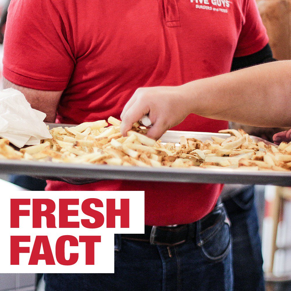 FiveGuysNL's tweet photo. Geen zak aardappelen is hetzelfde. Daarom checken we 2x per dag of we onze friet lang genoeg frituren, zodat ‘ie lekker krokant vanbuiten is en met puree vanbinnen. En daar hoort proeven natuurlijk bij.  #fiveguysnl #fiveguys #fries #goodtaste #frycalibration https://t.co/vCKTkXSrXu