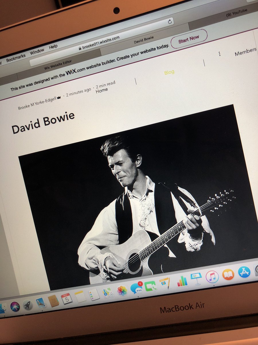 BlogSongbird's tweet image. New blog post out now! Link in the bio! #DavidBowie #Ziggystardust