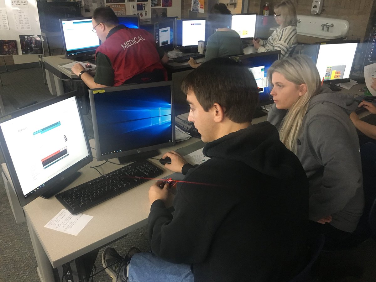 TheRealHazenHS's tweet image. HHS staff practicing #PBL through computer coding on #Arduinos. Thank you @RentonCTE for helping us #differentiate and #innovate for students!