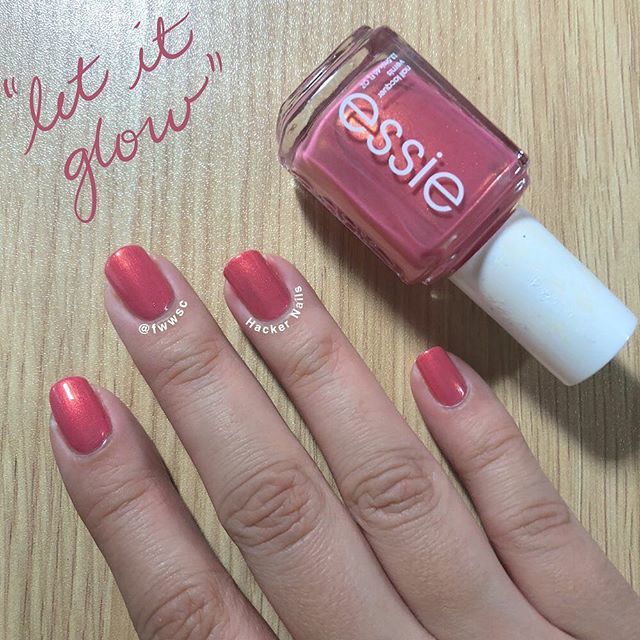 fwwsc's tweet photo. This is a beautiful pink with a gold shimmer
@essie -> Let it glow
.
.
.
.
.
.
.
Follow https://t.co/hvCD1fIqVR for more Nail Designs and Swatches!

#hackerNails #💅🏻
#nailArt #nailsOfInstagram #nailswag #nailPorn #polishObsessed #nailArtAddict #nailPoli… https://t.co/SkRihu6kNy https://t.co/9spRglP6G9