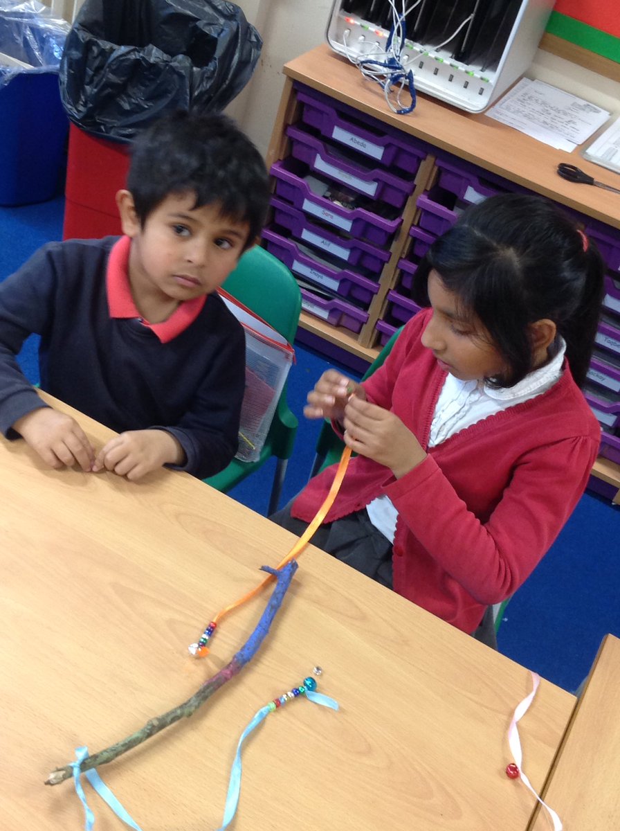 MayflowerSch's tweet photo. #Hockneyclass and #Rayclass working together to make wind chimes for #Peaceweek https://t.co/V5uGpNboHa