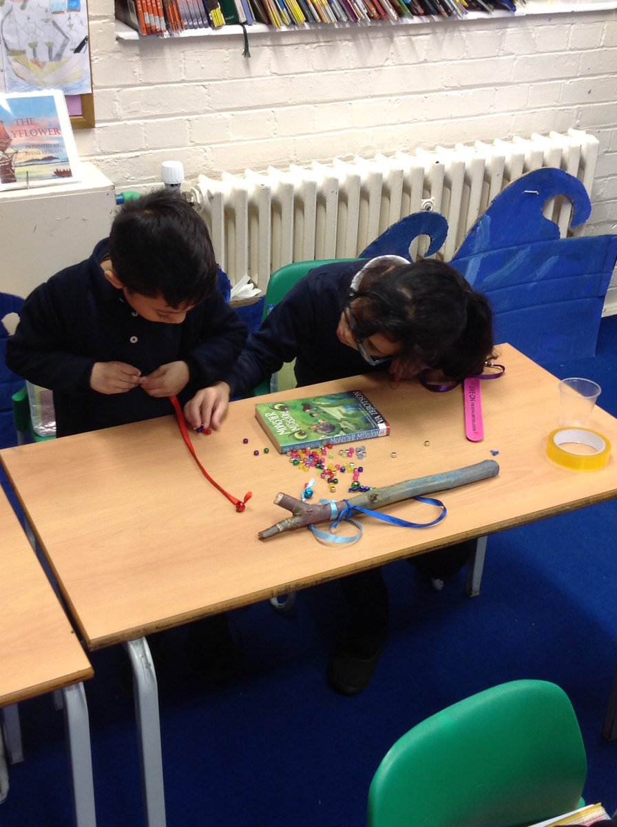 MayflowerSch's tweet photo. #Hockneyclass and #Rayclass working together to make wind chimes for #Peaceweek https://t.co/V5uGpNboHa