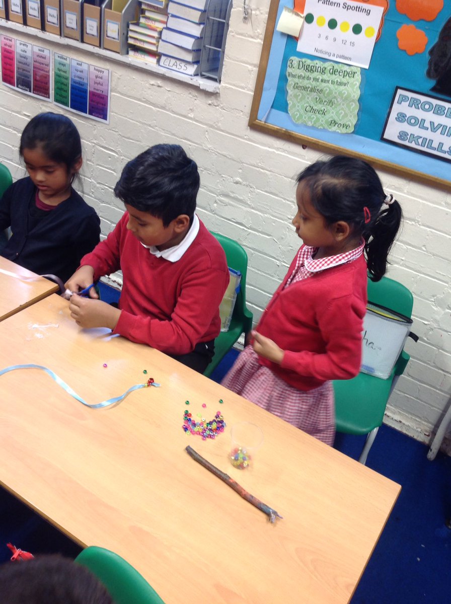 MayflowerSch's tweet photo. #Hockneyclass and #Rayclass working together to make wind chimes for #Peaceweek https://t.co/JbAo8lKiwL