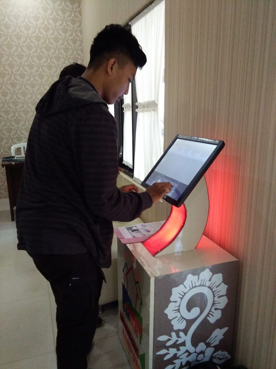 firmansanyoto's tweet image. “SIMAS MANDIRI (SIsteM pelAyanan maSyarakat MelAyani senDIRI)” Layanan Self Service 27 Macam Layanan di Desa Gentengkulon @kecgenteng “Menjadikan Masyarakat lebih pintar gunakan IT dan Bisa memilih layanan dengan keinginan dan kebutuhannya sendiri”
@AzwarAnas_A3 @ChoirilYudaw