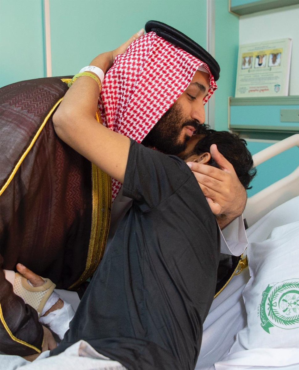 wa6ani_1's tweet photo. سمو #ولي_العهد الأمير #محمد_بن_سلمان يطمئن على حالة المصابين من الحد الجنوبي الذين يتلقون العلاج في مدينة الأمير سلطان الطبية العسكرية في #الرياض. https://t.co/gtfhfjyWX5