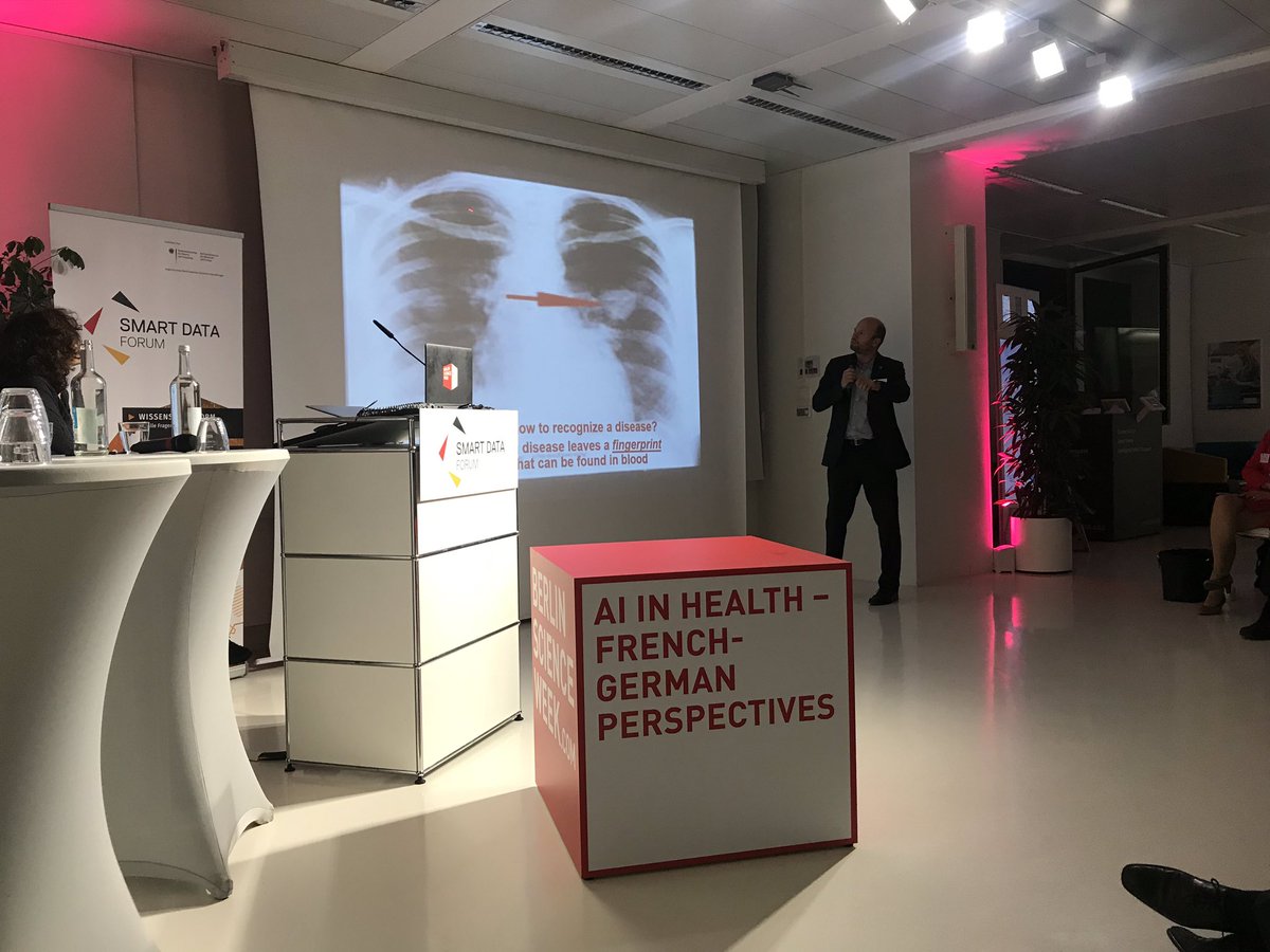 Tim Conrad from @FU_Berlin and @BerlinBDC now talking about the #bigdata perspective of #ehealth in panel 4 <#AI at the service of #genome knowledge> at the #AIinHealth summit at the #SmartDataForum showroom at @FraunhoferHHI | @BerlinSciWeek @ScienceFr_De @FranzBotschaft