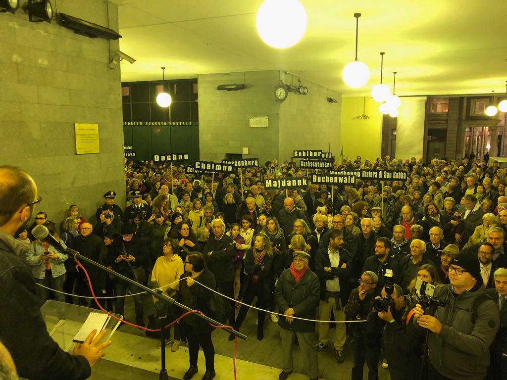 A #Genova la Comunità di Sant’Egidio e la Comunità ebraica marciano insieme per ricordare e non dimenticare la #deportazione degli #ebrei genovesi avvenuta il 3 Novembre 1943 perché “Non c’è futuro senza #memoria” <a href="/santegidionews/">Comunità di Sant'Egidio</a> <a href="/gxlapace/">Giovani per la Pace</a>