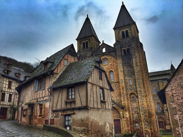Si vous avez l'envie de vivre quelques jours dans un autre monde, il faut voir #Conques en #Aveyron !

On aperçoit ici l'Abbatiale Sainte-Foix