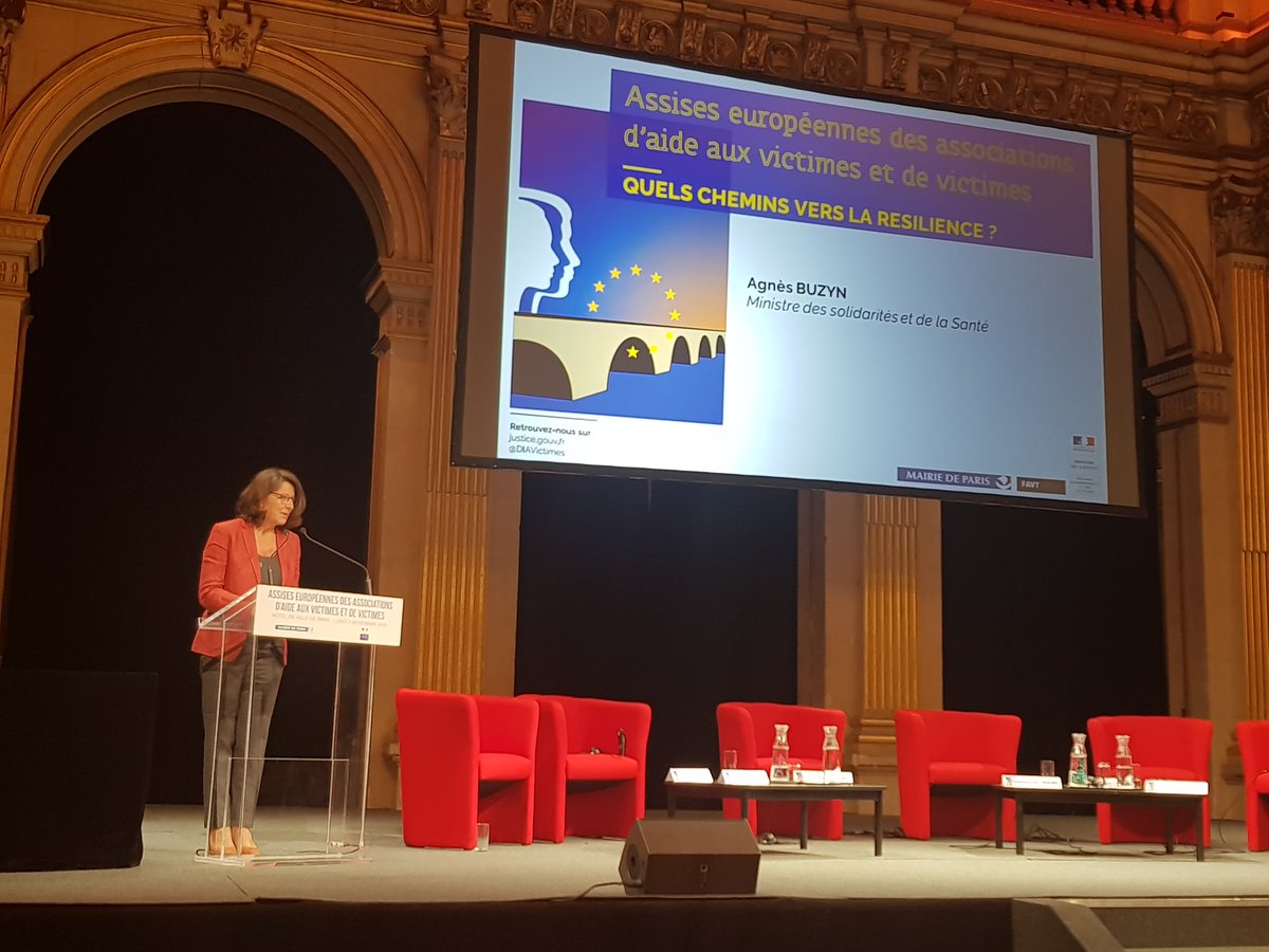 Clôture de la journée consacrée aux #Assiseseuropéennes par le Commissaire européen <a href="/JulianKingEU/">Julian King</a>, les ministres  <a href="/agnesbuzyn/">Agnès Buzyn</a> et <a href="/NBelloubet/">Nicole Belloubet</a>. Le CHU de Lille et l'AP-HP retenus pour porter le centre national de ressources et de résilience.