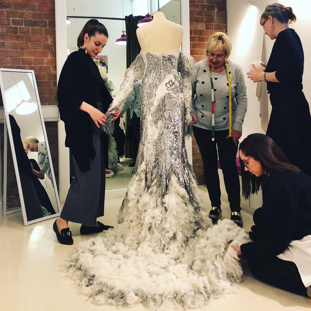 LdnFittingRooms's tweet photo. We can’t take our eyes off this gown 🤩😍 @alexandermcqueen
#mondaymotivation #detail #embroiderred #feathers #silvergown #luxury #womensfashion  #couturefashion #fashionista #alterationspecialist  #londontailor #fashionstudio #highend #gown #londonfittingrooms #teamlfr https://t.co/GZ2s3rcGoX