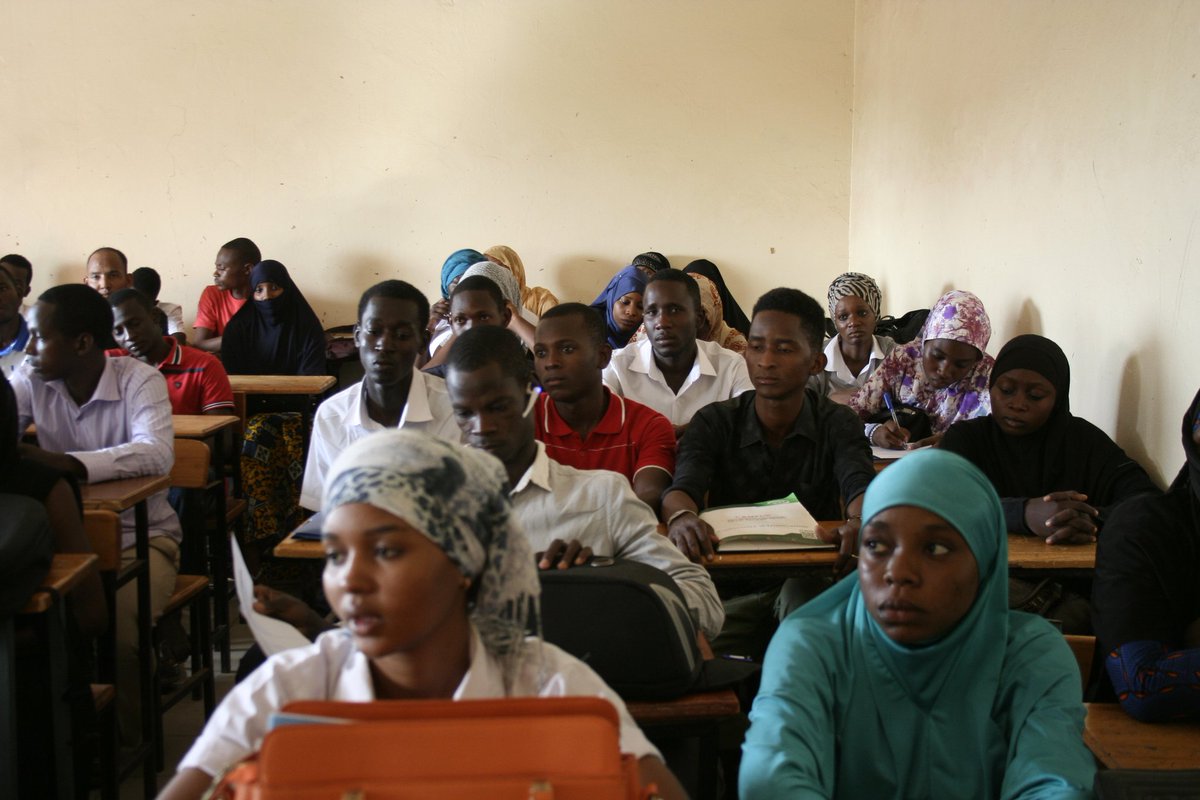 ACWNiger's tweet photo. Retour en images sur la formation des élèves de l' @IAT au cours de l'#AfricaCodeWeek2018 #Niger 🇳🇪
#Digital4Dev #NigerRising #SmartVillages
Cc @guimbasaidou @Jokkolabs @Sap4Good @DigitalMougani https://t.co/P0SOJTQvrC