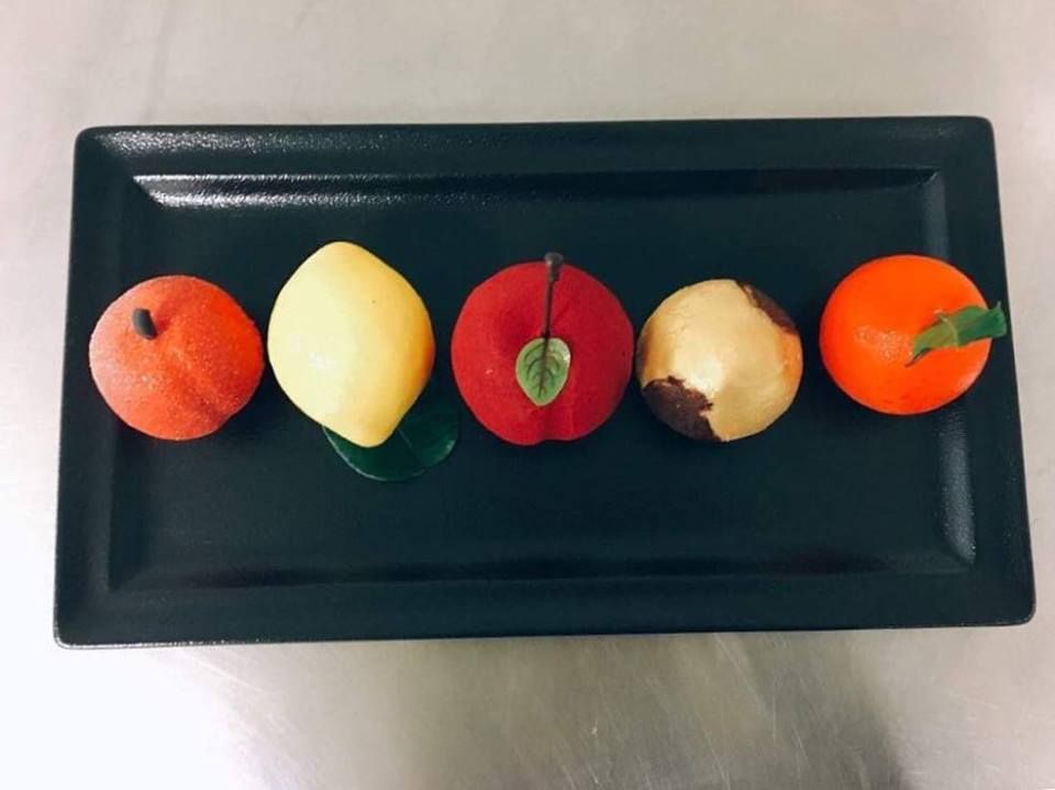 Vous hésitez entre fruits et pâtisserie? Pourquoi ne pas choisir les deux, avec ces desserts plus vrais que nature? Citron, pomme, clémentine, noix, pêche... Le choix est à vous!