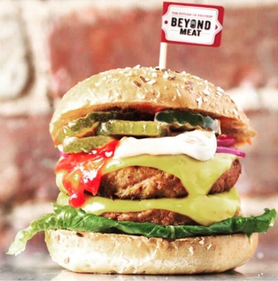 100% #PLANT BASED #MEAT 🍔 You want a #tasty #yummy #burger @BeyondMeat ? The #futureofprotein with 100% plant-based products that take the #animal out of the equation 🌿 #miam 😛 #food #veggie #lifestyle #veggieburger #vegetal #vegetarian #foodporn #nouvelleveg #media #Tasty