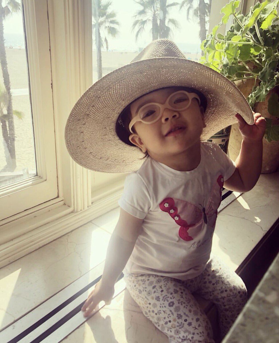 Happy Monday!  It’s sunny at the beach, see you at <a href="/hotelcasadelmar/">HOTEL CASA DEL MAR</a>?  Bring your hat! 📷 by <a href="/kengooru/">валера дзюбан</a>  #photooftheday #lhw #lhwtraveller #virtuosotravel #luxuryhotel #cutiepie