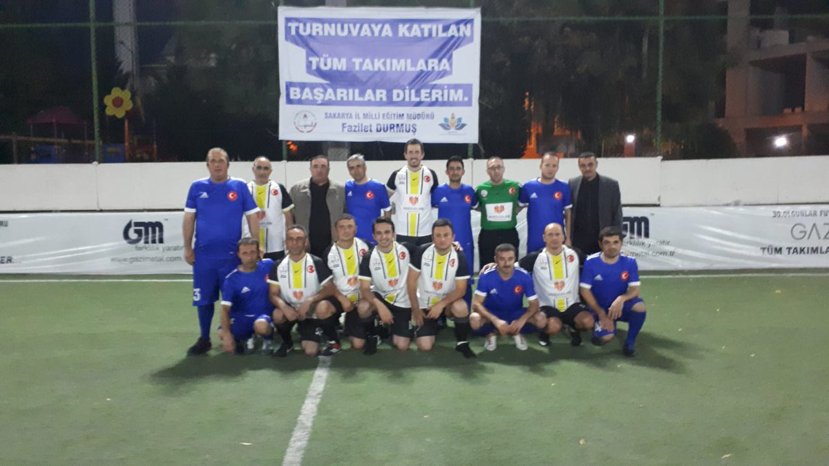 TURNUVADA DOSTLUK  KAZANDI.Taraklı İlçe  Milli  Eğitim  Müdürlüğü  ile  Karapürçek  İlçe Milli  Eğitim  Müdürlüğü  maçı  4-4 sonuçlandı. Maçın en güzel  tarafı maçın centilmence geçmesi  oldu.Rakip Karapürçek  MEM i tebrik  eder,diğer  maçlarda da başarılar  dileriz.