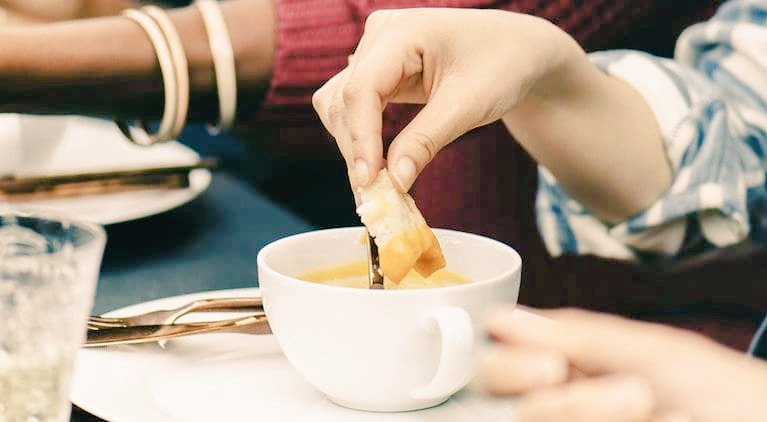 " Nettoyer son plat avec du pain, c’est aussi une manière de rendre hommage au cuisinier." 🍴 😋 - bit.ly/2D25tBw