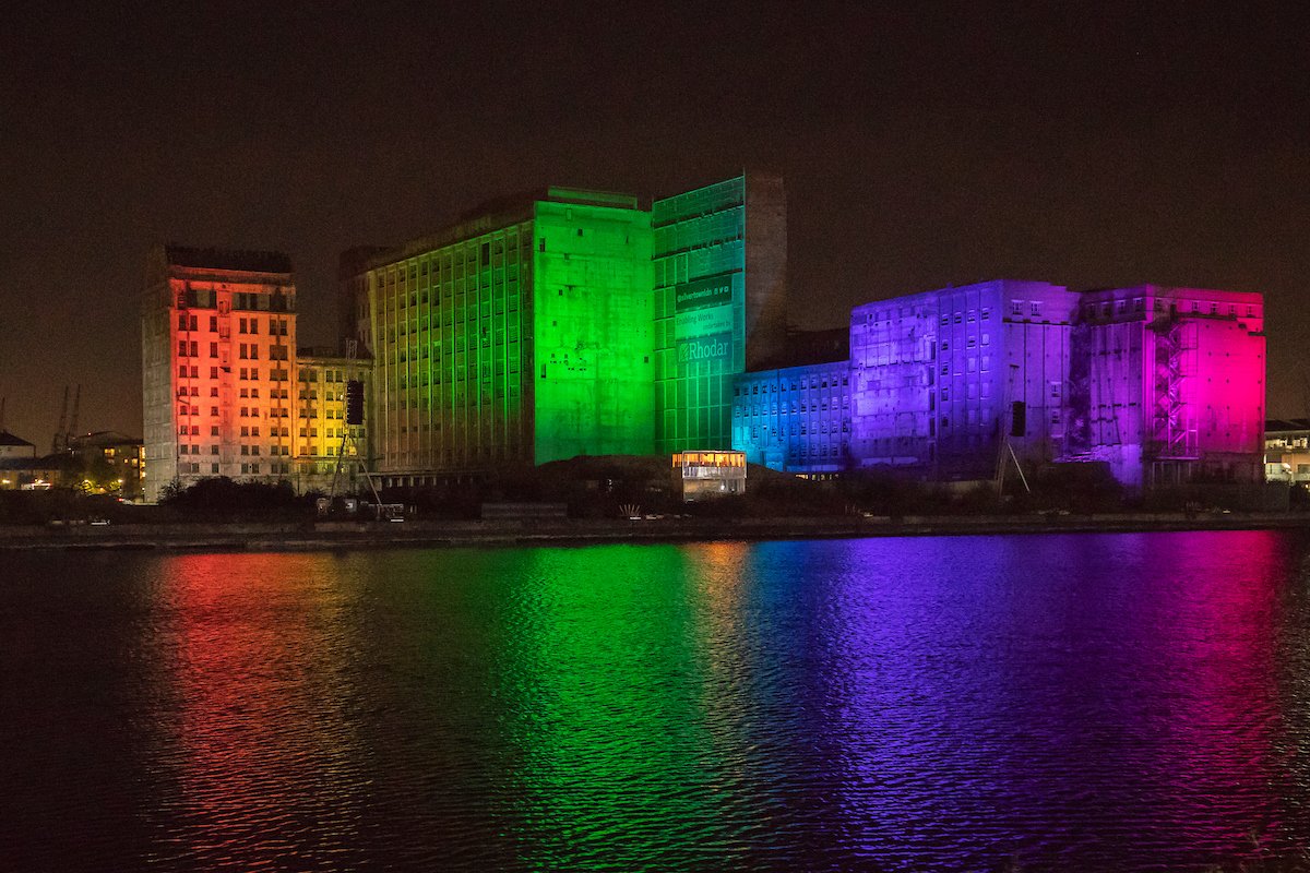 NewhamLondon's tweet photo. The extraordinary architecture of Millennium Mills and historic splendour of the Royal Docks provided a spectacular backdrop to the #Newhamfireworks display on Saturday 3 November 2018.
More pics on Facebook: https://t.co/gJfKxi2bzl
#GuyFawkesNight https://t.co/JukKMwVlvg